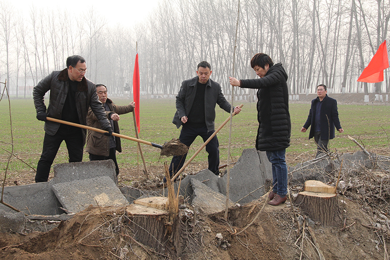 博農(nóng)集團(tuán)領(lǐng)導(dǎo)、基層黨政負(fù)責(zé)人等同志積極參加植樹活動(dòng)